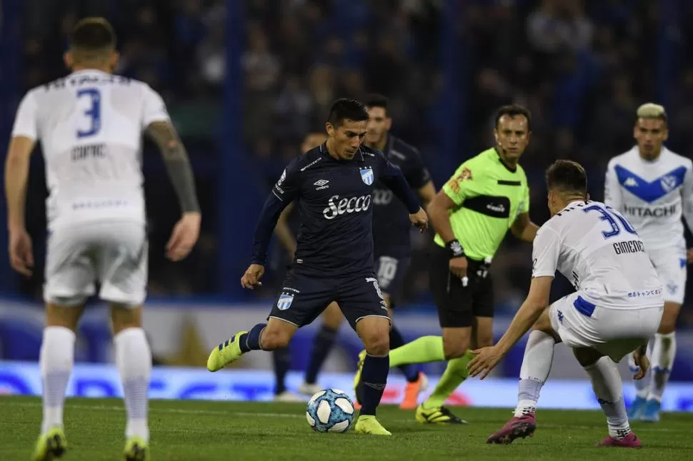 HASTA AHORA SÓLO ESTA. Acosta luce la única camiseta alternativa que tuvo Atlético en la temporada que pasó: era azul oscura, al igual que los shorts.  