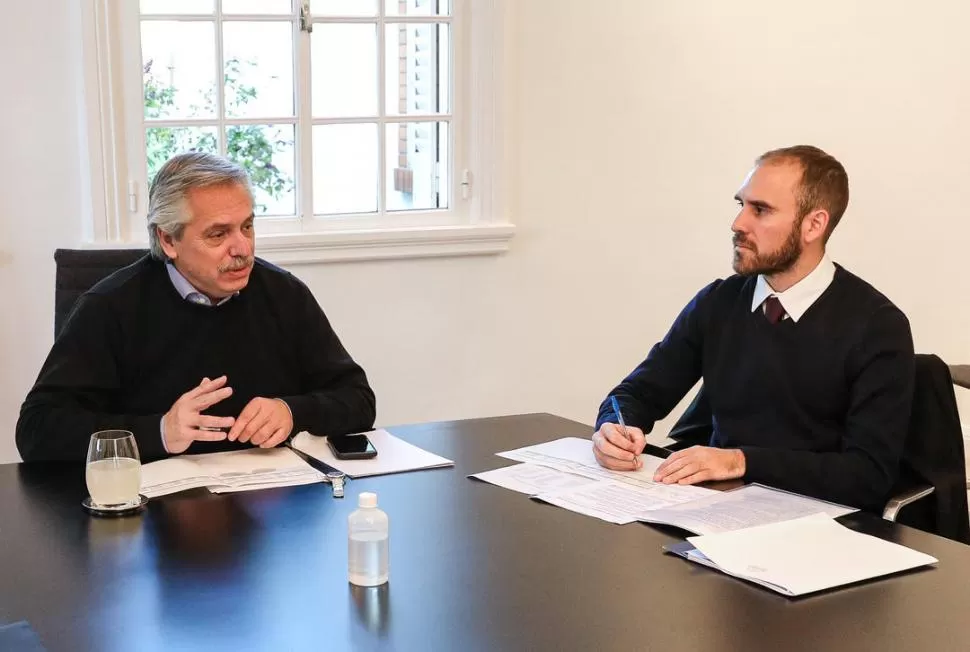 OPTIMISTAS. El presidente Fernández y Guzmán, titular de Hacienda, confían en una adhesión mayoritaria. télam (archivo)