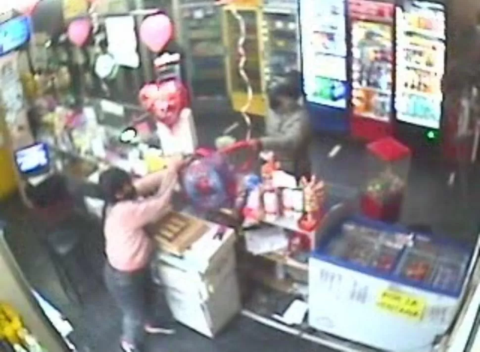 ATRACO. Las cámaras del comercio captaron el momento del ataque. imagen captura de video