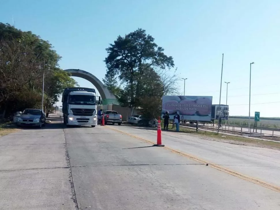 CONTROLES. Desde ayer se les realiza un testeo rápido de covid-19 a los transportistas que llegan a la provincia. Prensa y comunicación