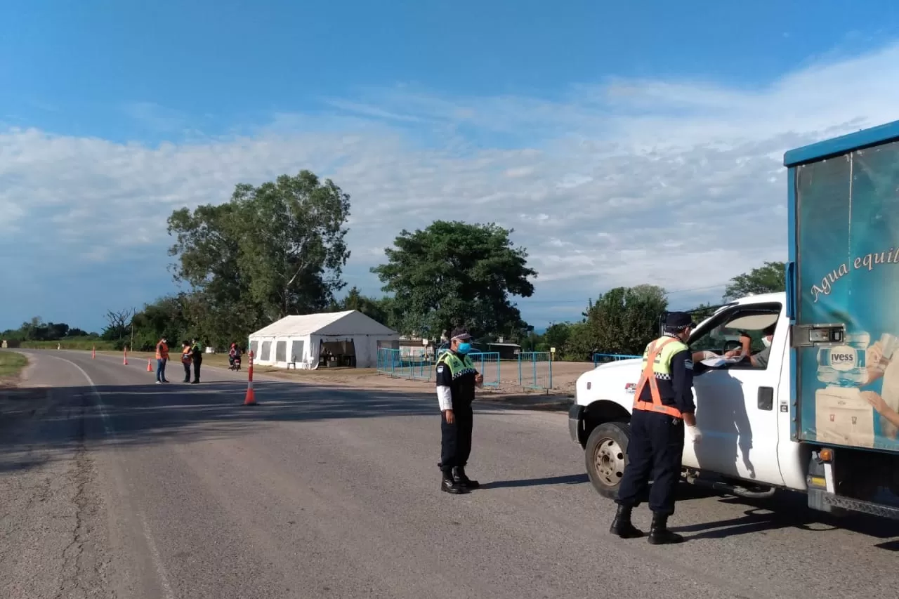 CONTROLES VIALES. La Policía pide documentación a los automovilistas que circulan. Foto: Ministerio de Seguridad