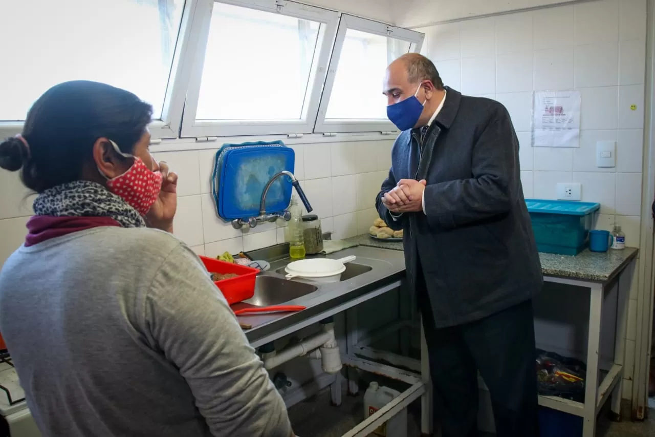 VISITA. El gobernador Manzur, en su recorrido por el comedor escolar. Foto: Prensa MDS