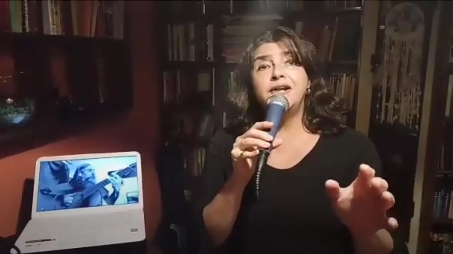 Mariela Acotto cantó on line con el acompañamiento del guitarrista Carlos Podazza. 