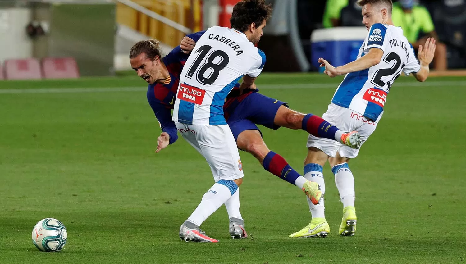 La defensa espanyolista encerró a Griezmann y el francés terminó en el piso. (Reuters)