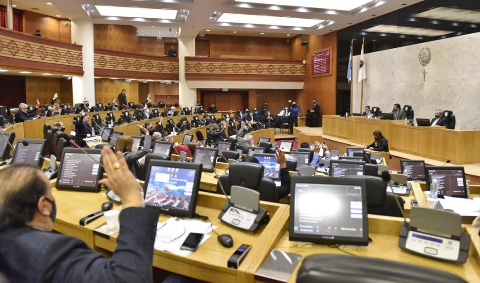 VOTACIÓN EN EL RECINTO. Los legisladores aprueban la iniciativa que promueve el cierre de las fronteras con el fin de evitar más contagios.  FOTOS PRENSA LEGISLATURA