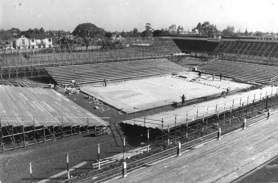 ASÍ SE VEÍA. La cancha de piso de parquet en All Boys, entre tribunas tubulares y una cabecera de cemento.