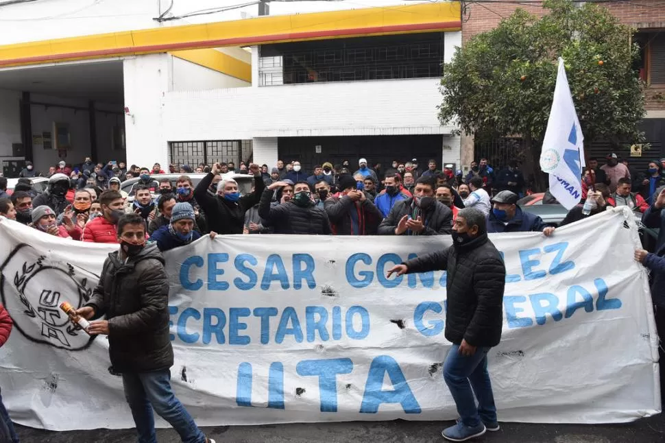 MALESTAR. Choferes, con César González a la cabeza (derecha), en una protesta reciente frente a AETAT. Archivo LA GACETA / Foto de Analía Jaramillo