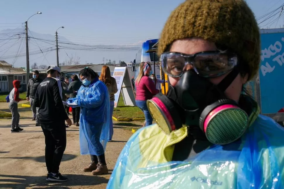 REPARTO DE COMIDA. Con 300.000 casos, en ciudades de Chile, como Limache, se organiza la emergencia. dpa