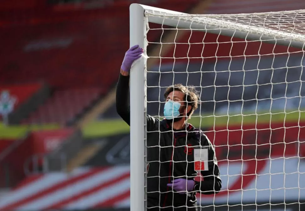 PINZAS Y GUANTES. El “nuevo” fútbol vendrá con muchos cambios en nuestro país. El protocolo sanitario será extenso.  