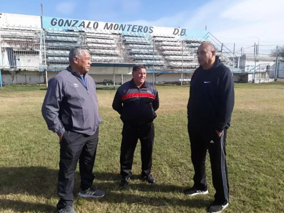 PINZAS Y GUANTES. El “nuevo” fútbol vendrá con muchos cambios en nuestro país. El protocolo sanitario será extenso.  