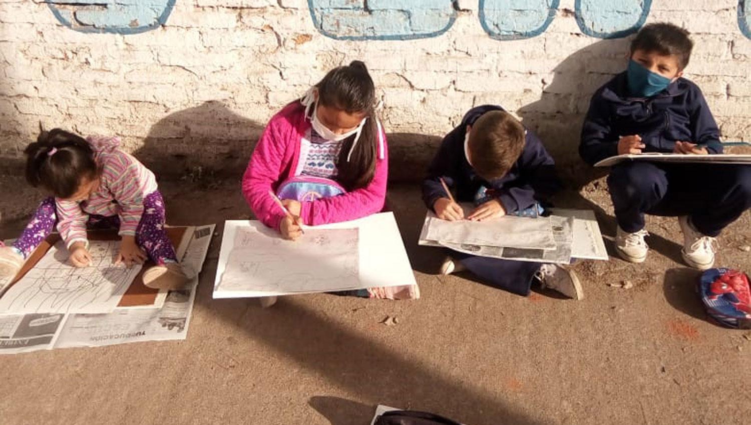 ALUMNOS. En pleno proceso artístico para el Encuentro Nacional de Arte Infantil 