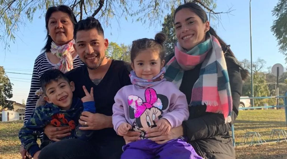 EN FAMILIA. En casa de su mamá, Inés Petrona, junto con su esposa Xoana y sus hijos Francesco Daniel y Gina. 