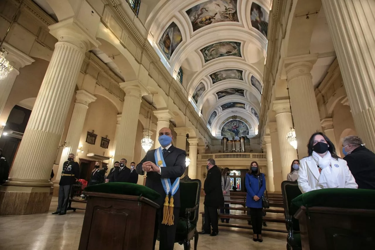 El gobernador Juan Manzur escuchó atentamente el mensaje de la iglesia.