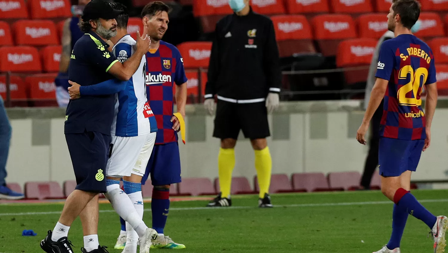 El entrenador del Espanyol, Francisco Rufete, consuela a Raúl De Toma después de perder con el Barca. (Reuters)