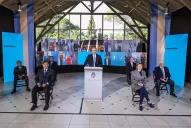 El Presidente mostró señales de unidad al posar con empresarios y dirigentes