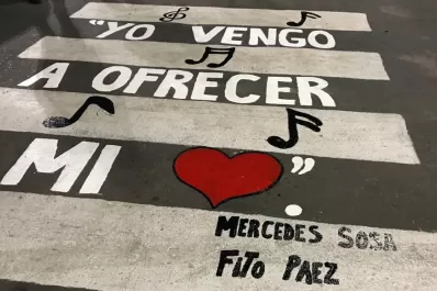 Homenajean a la Negra pintando frases que la recuerdan en calles de la plazoleta Dorrego