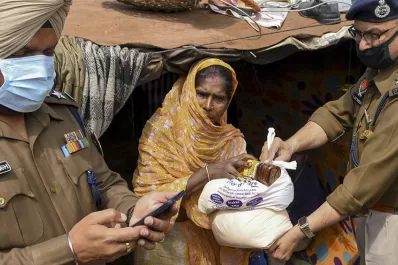 Una ONG distribuye ataúdes sin cargo para víctimas musulmanas de covid-19 en India