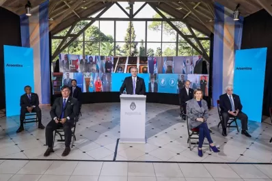 El Presidente mostró señales de unidad al posar con empresarios y dirigentes