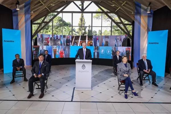 El Presidente mostró señales de unidad al posar con empresarios y dirigentes