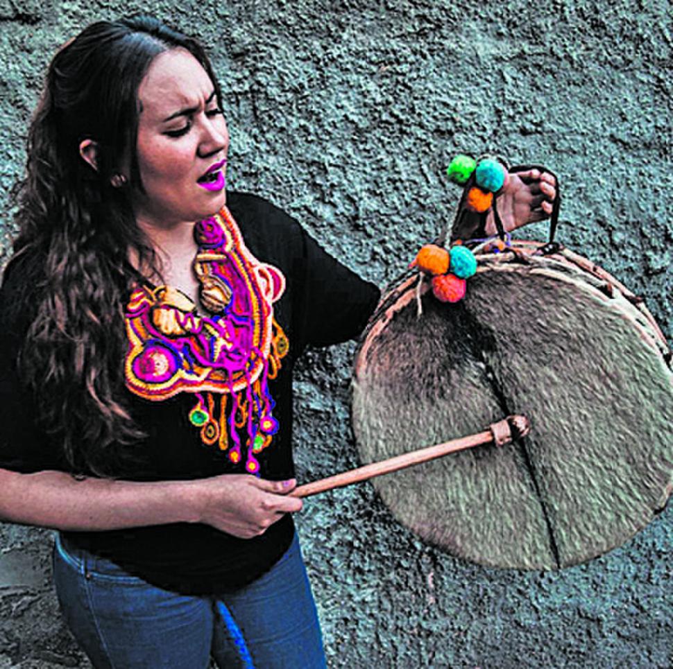 MICA FLORES. El canto femenino.