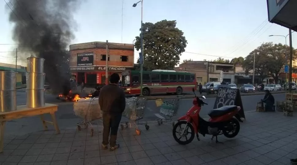 EN LLAMAS. Los vecinos de la pequeña Érica exigieron que se haga justicia por la niña fallecida. 