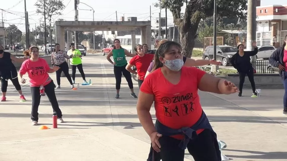 BUENA RECEPCIÓN VECINAL. Las clases de baile deportivo al aire libre se dictan todos los días. 