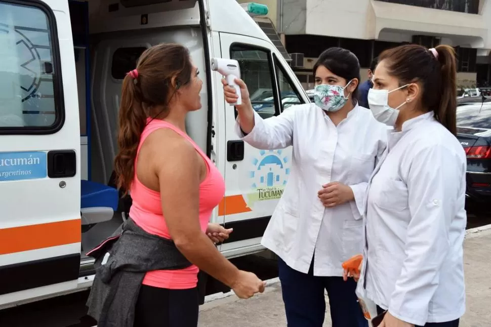 PREVENCIÓN. Quienes asistan a los lugares públicos serán sometidos a distintos controles sanitarios. 