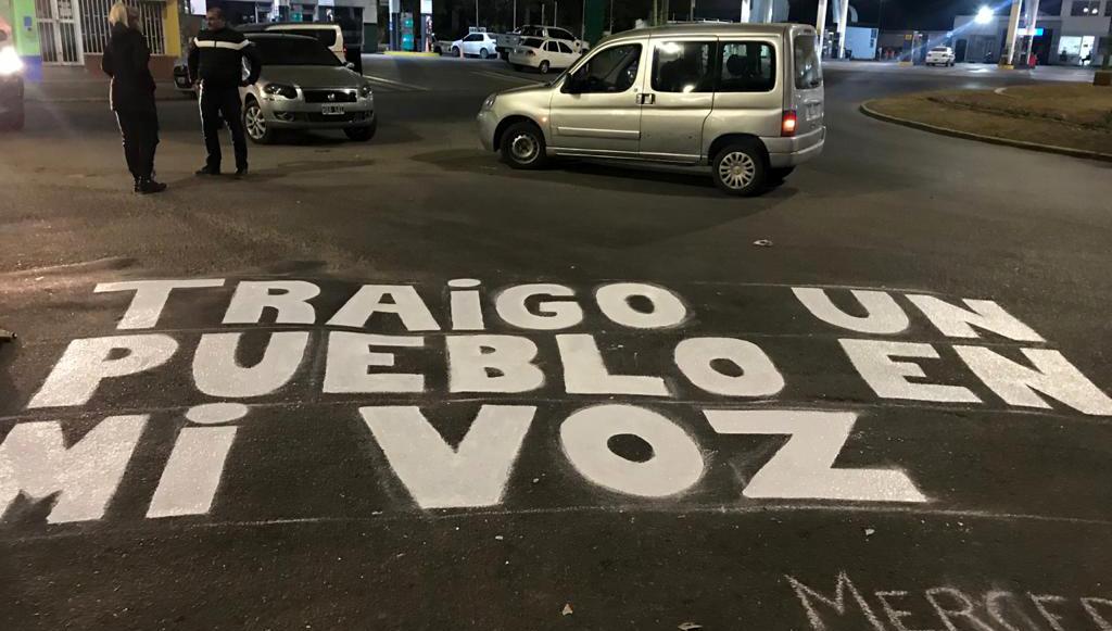 HOMENAJE. Frases que recuerdan a Mercedes Sosa adornan las calles circundantes del centro cultural municipal que lleva su nombre en la plazoleta Dorrego.