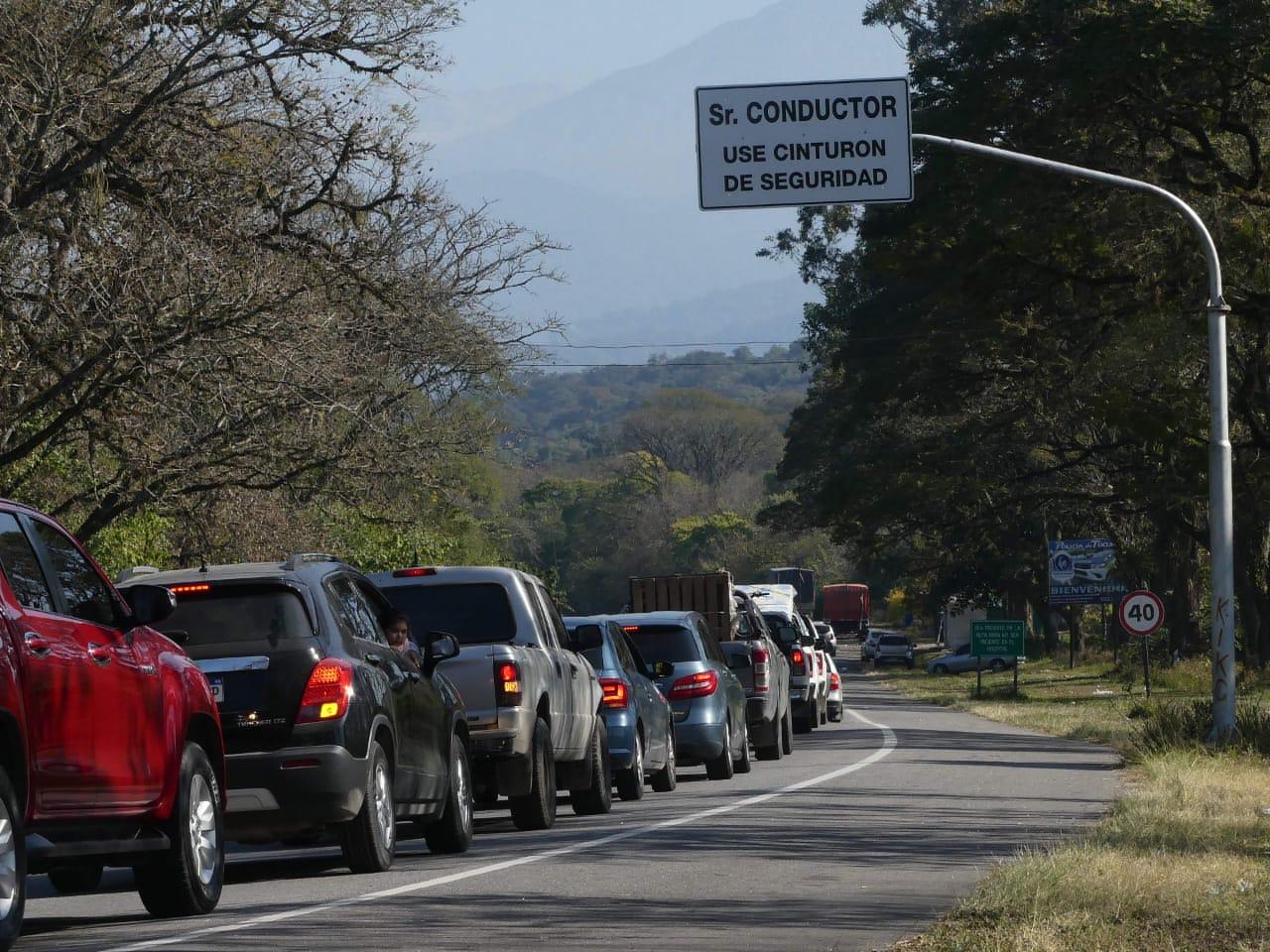 Interminable fila de autos para subir a los Valles.