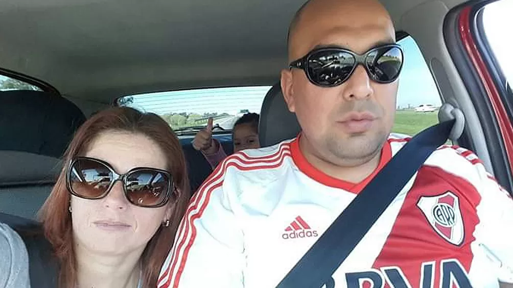 La víctima, junto a su esposa. TÉLAM 