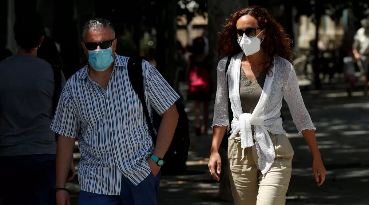 BARBIJO. Cataluña hizo obligatorio el uso de máscaras en público. Reuters