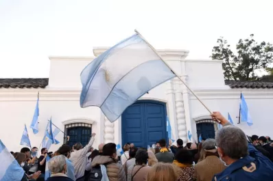 Banderazos masivos contra el Gobierno: en Tucumán marcharon a la Casa Histórica