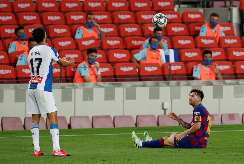 A LEVANTARSE. Messi siempre está en la mira de sus adversarios. Barcelona depende de su juego más que nunca. 