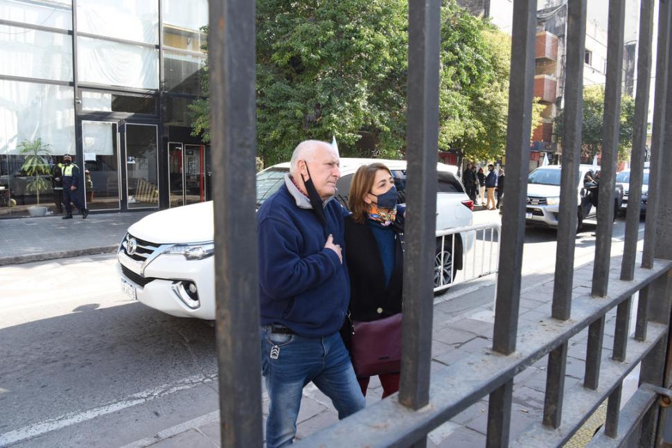 DEL LADO DE AFUERA. El legislador opositor José Ricardo Ascárate siguió el acto desde la calle. Adentro sólo había legisladores y funcionarios del oficialismo. 