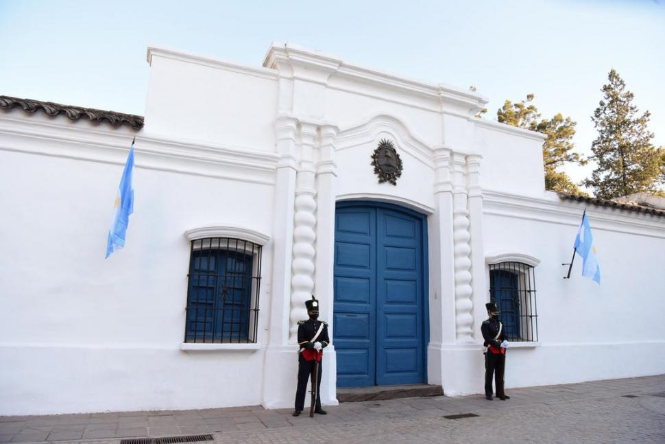 GUARDIA CON BARBIJO. Dos soldados custodian la Casa Histórica en una peatonal que luce desolada.