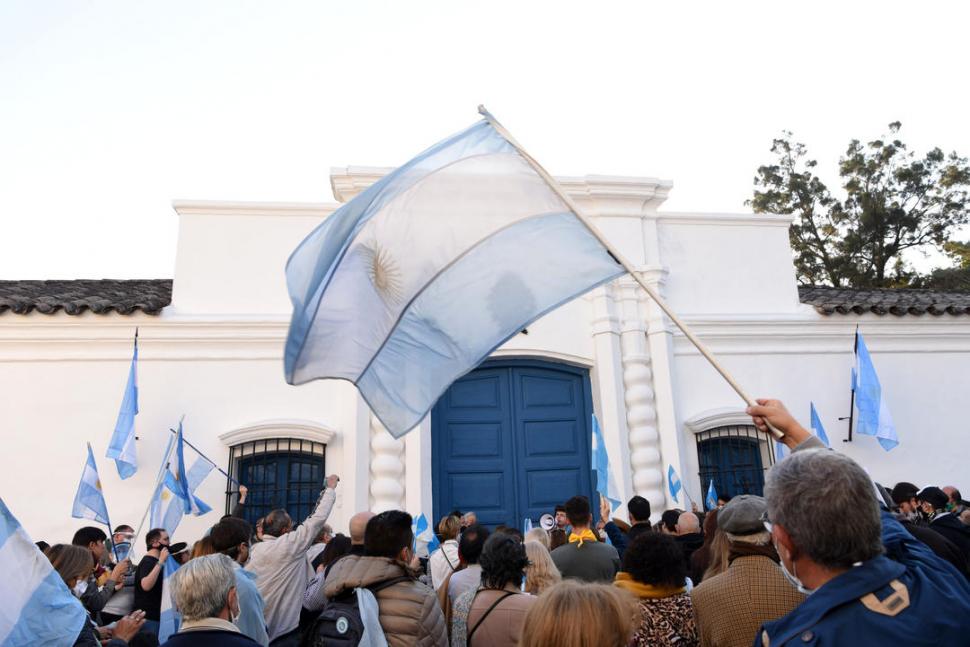 EN LA CASA HISTÓRICA. Los manifestantes, frente al monumento. la gaceta / fotos de DIEGO ARAOZ