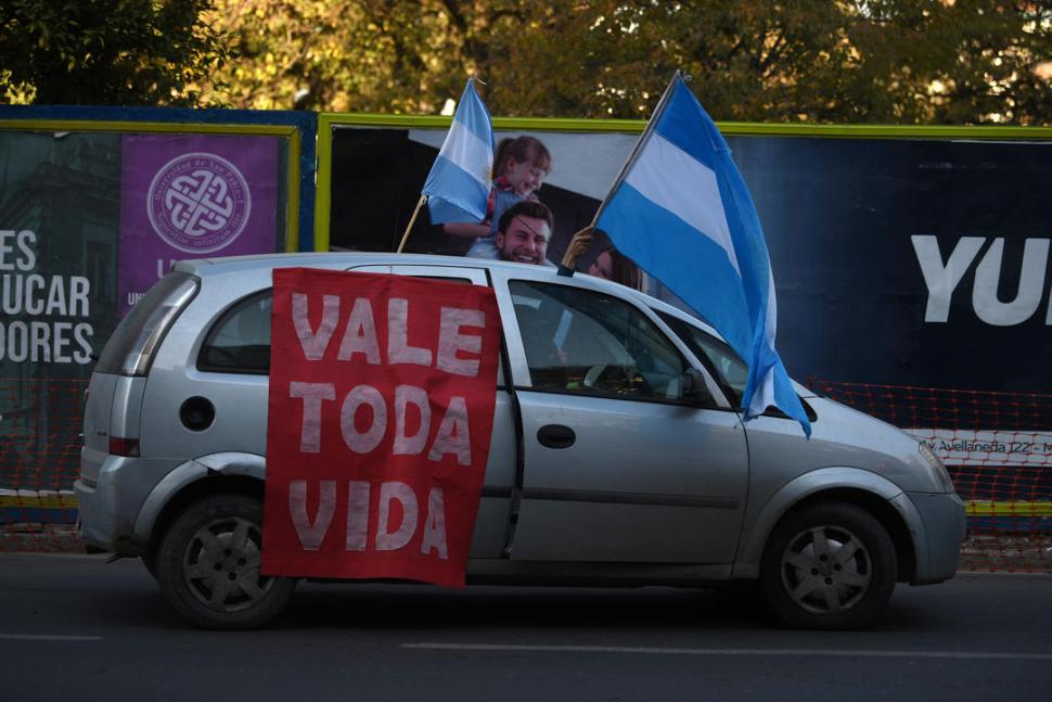 CONTRA EL ABORTO. Una de las consignas en la plaza Independencia. la voz del interior