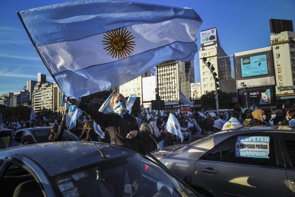 EN EL OBELISCO. Miles de personas se concentraron en el centro porteño. 