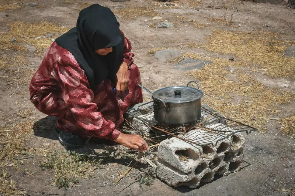 EN RIESGO. Las mujeres tienen más probabilidades de caer en hambrunas, según la evaluación de Oxfam.  dpa
