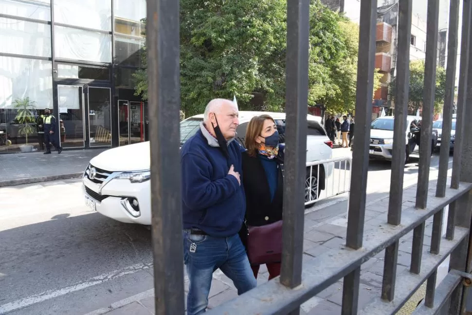 GUARDIA CON BARBIJO. Dos soldados custodian la Casa Histórica en una peatonal que luce desolada.