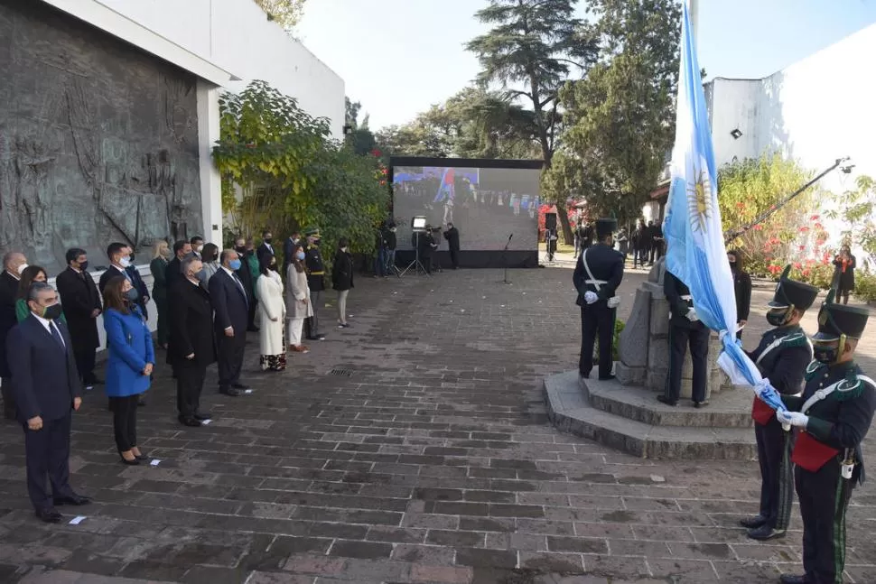 EN EL TERCER PATIO. Las autoridades participan del izamiento de la bandera de dos por cuatro metros que el Poder Ejecutivo, posteriormente, donó al Museo Casa Histórica. LA GACETA / FOTO DE ANALIA JARAMILLO 