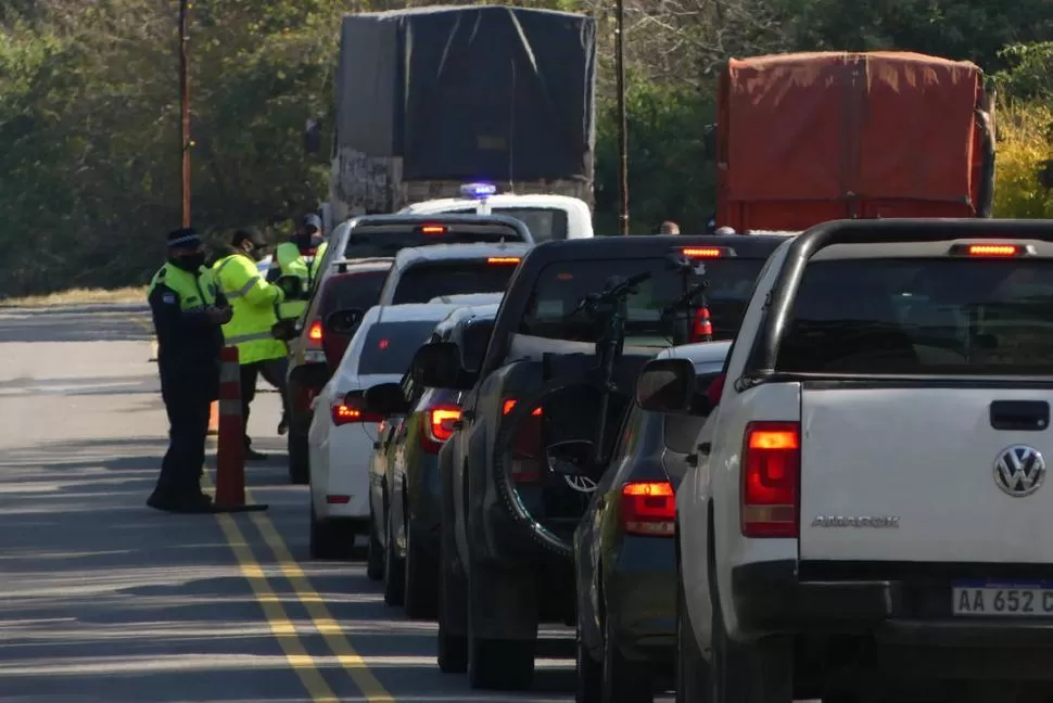 CONTROLES. Desde ayer al mediodía, un operativo del municipio tafinisto prohíbe el paso a no residentes. la gaceta / foto de Osvaldo Ripoll 