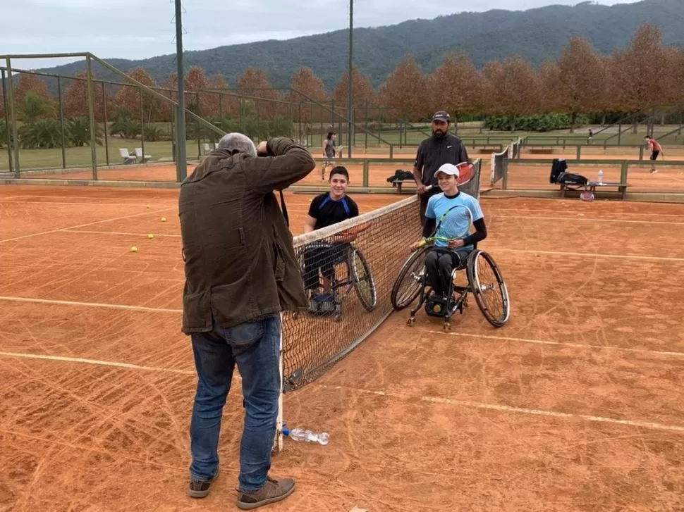 FELICES. El trío formado por Lazarte, Mendoza y Viaña Silvetti muestra su mejor sonrisa cuando está dentro de la cancha. 