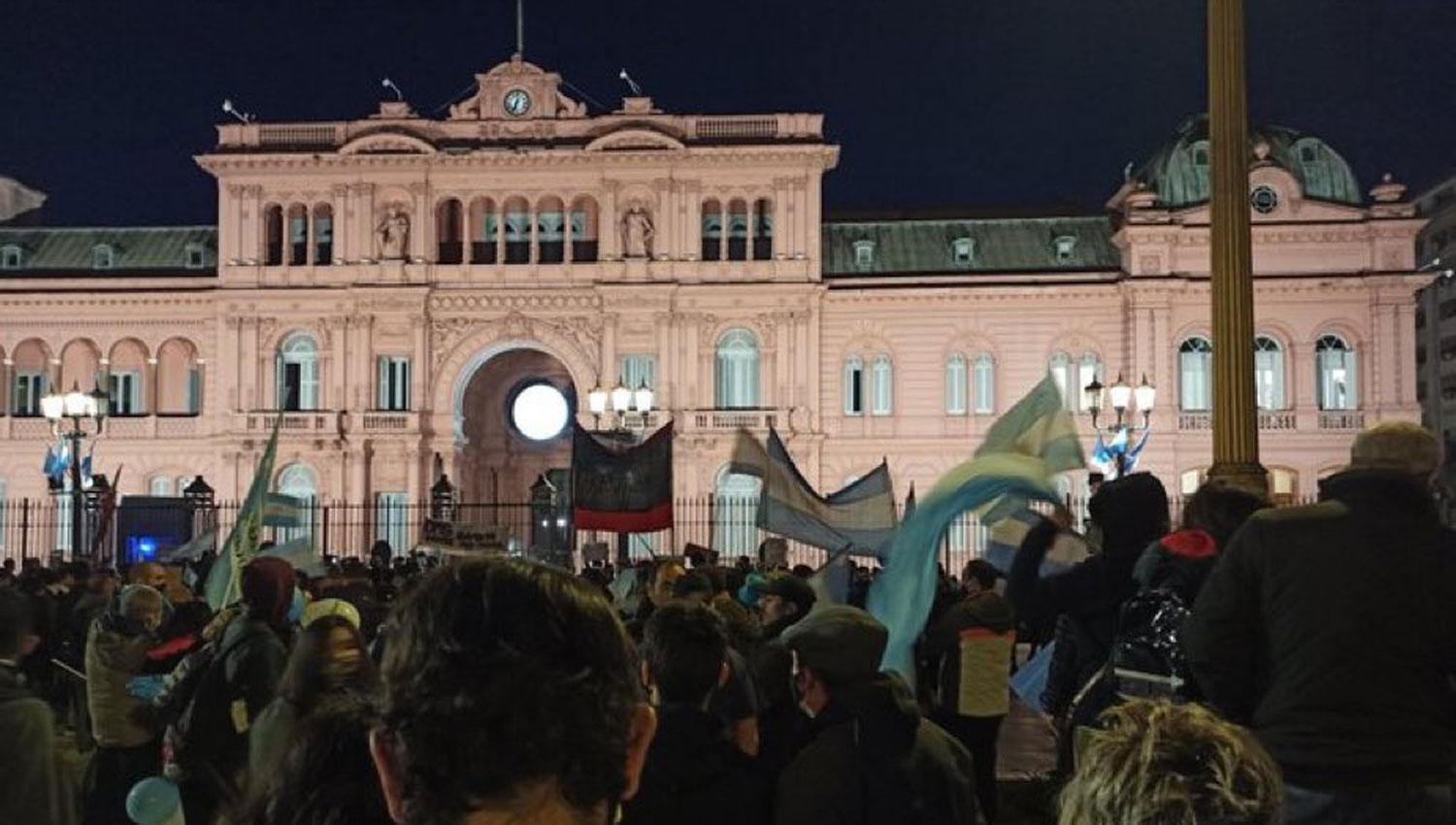 FRENTE A LA CASA ROSADA. Los manifestantes, en la plaza de Mayo. télam