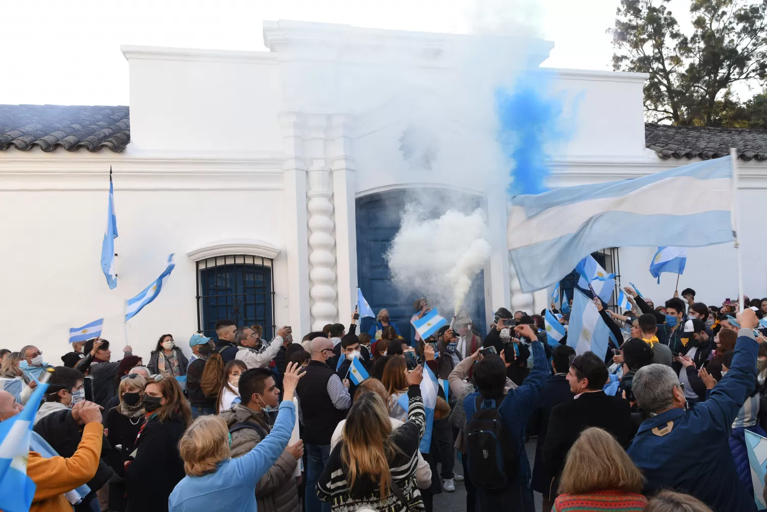 EN LA CASA HISTÓRICA. Los tucumanos salieron a protestar contra las medidas adoptadas por el Gobierno nacional, tras los actos del jueves. 