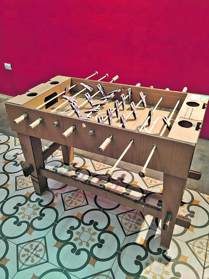 METEGOL COMPLETO. Fernando Ríos Kissner recicló cartón en distintos juegos. 