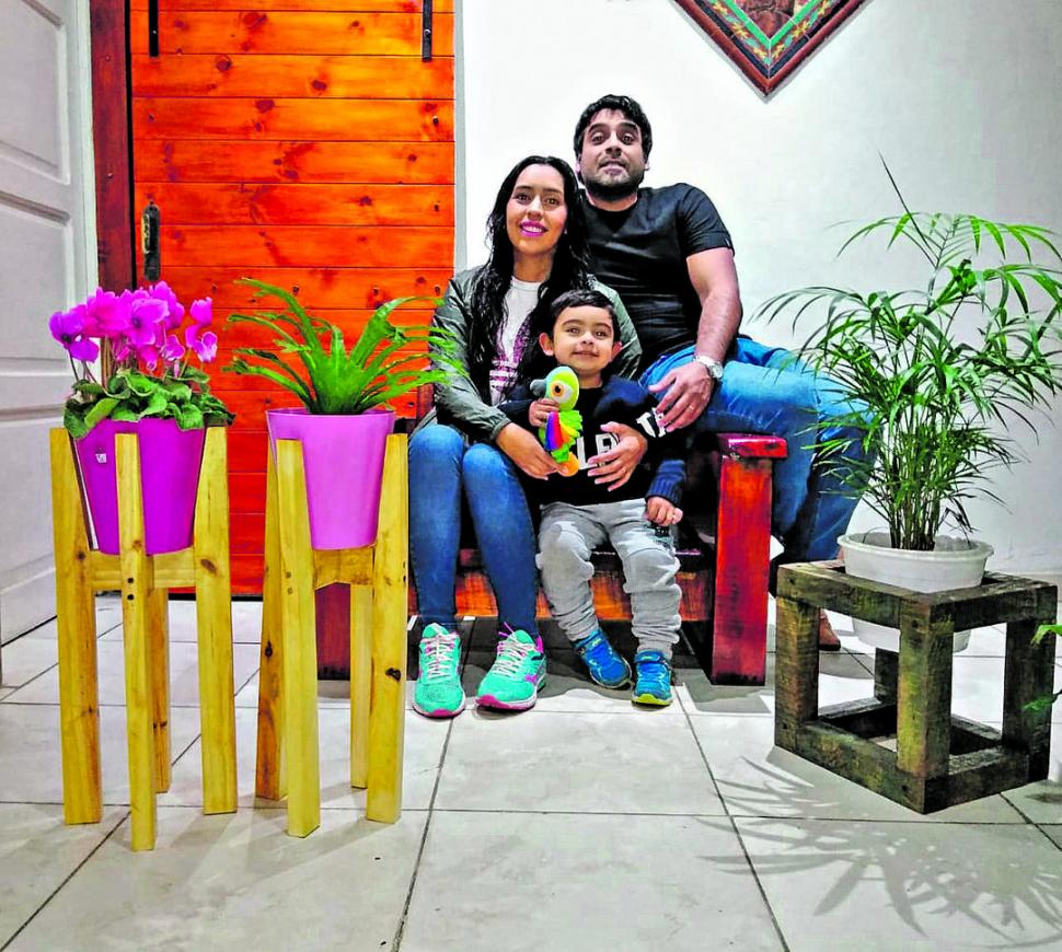 PARA QUE SE LUZCAN. Esteban Massa hizo soportes para las plantas de su familia.