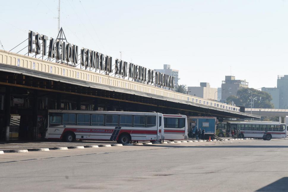 SÓLO ÓMNIBUS INTERURBANOS. Los colectivos de larga distancia desaparecieron; solo se observa el ir y venir de los colectivos que van al interior de la provincia; atrás, el trailer sanitario del Ministerio de Salud. 
