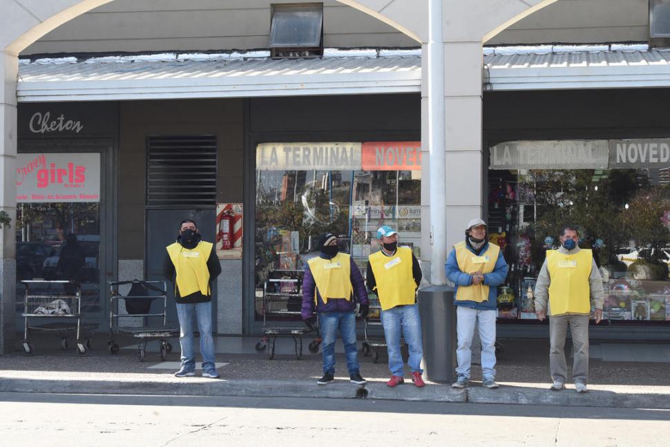 MALETEROS CON BARBIJO. Los trabajadores esperan la llegada de pasajeros. Esta será una temporada invernal con poco trabajo para ellos.
