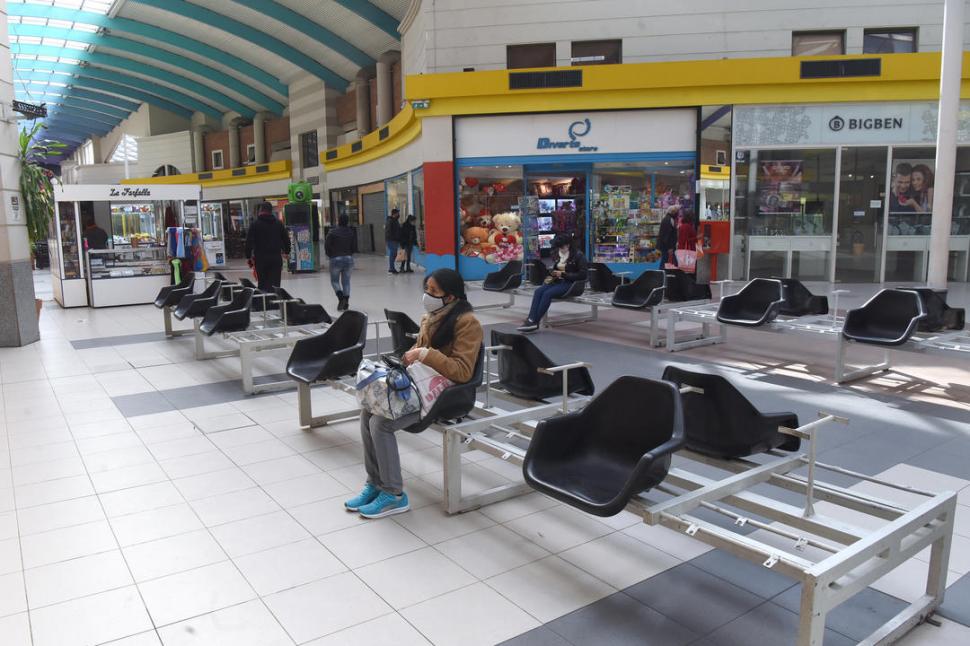 ESPERAS SOLITARIAS. Distanciamiento social en el interior.